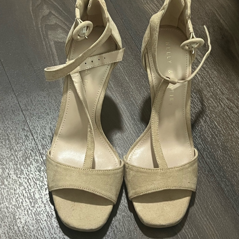 Women's Tan Heels